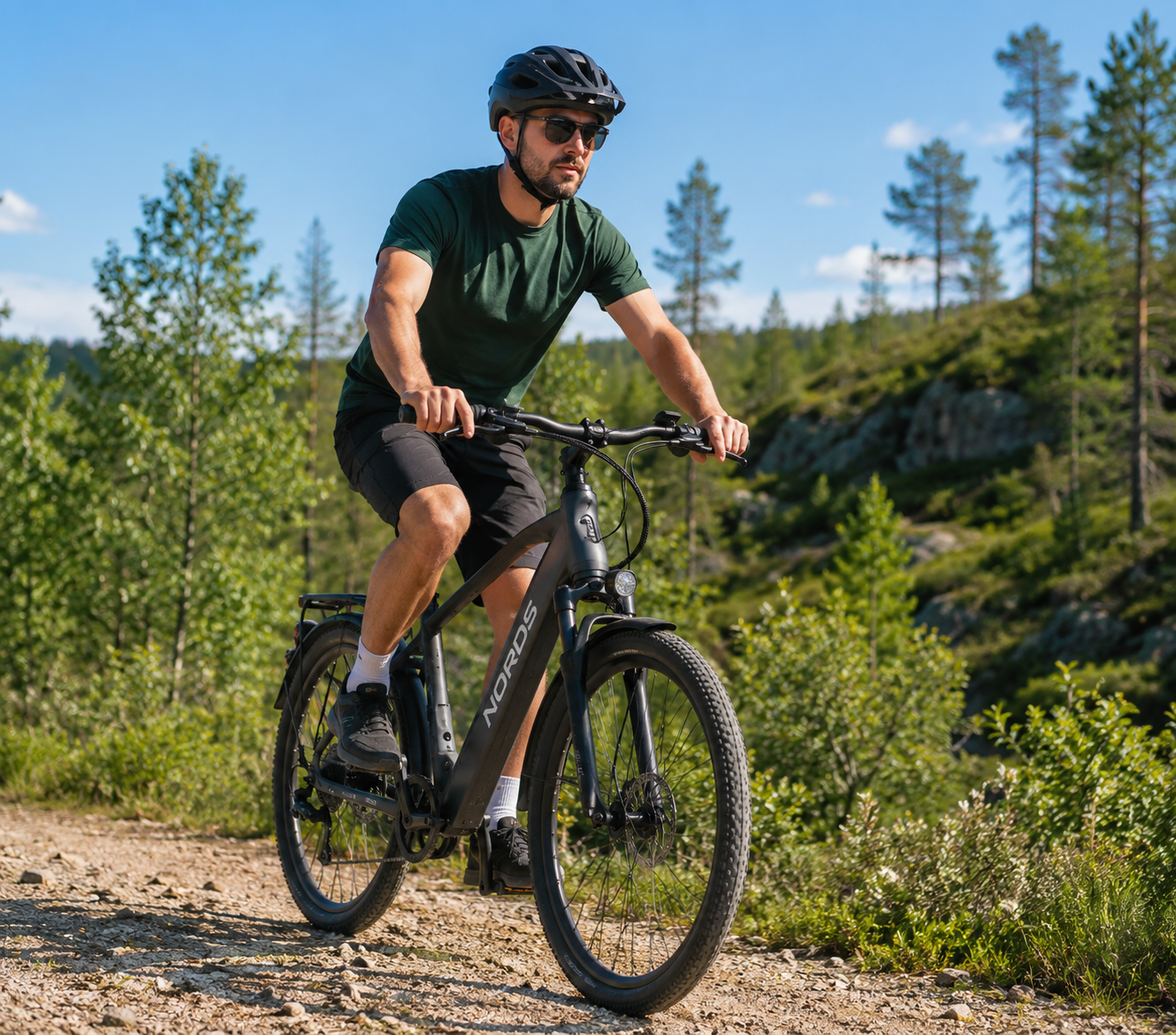 Syklist på NORDS elsykkel i nordisk natur