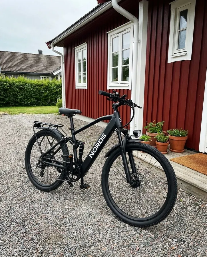 Hjemme på oppkjørselen.