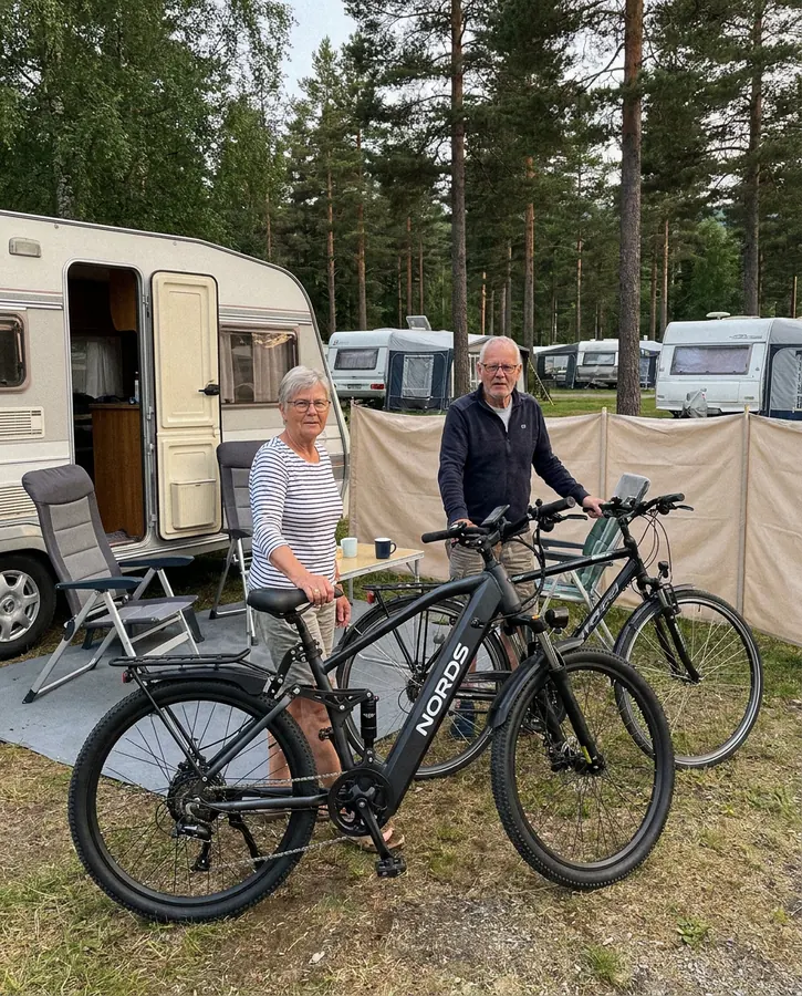 Campingvogna og to sykler.