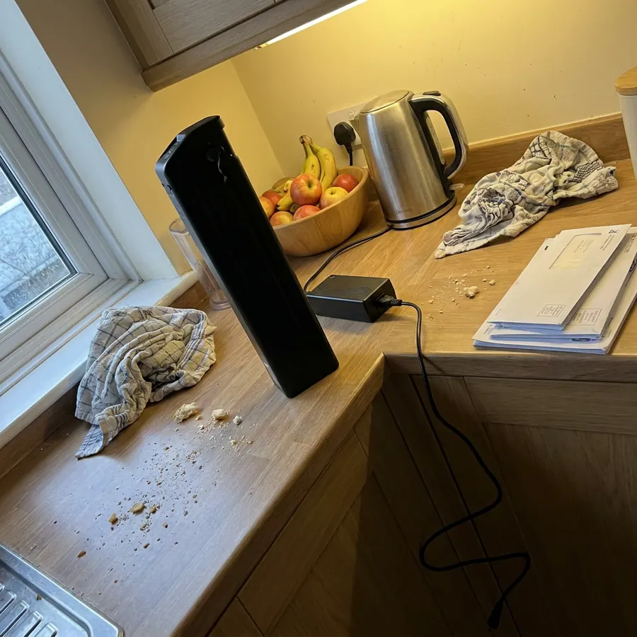Batteriet lader på kjøkkenbenken.