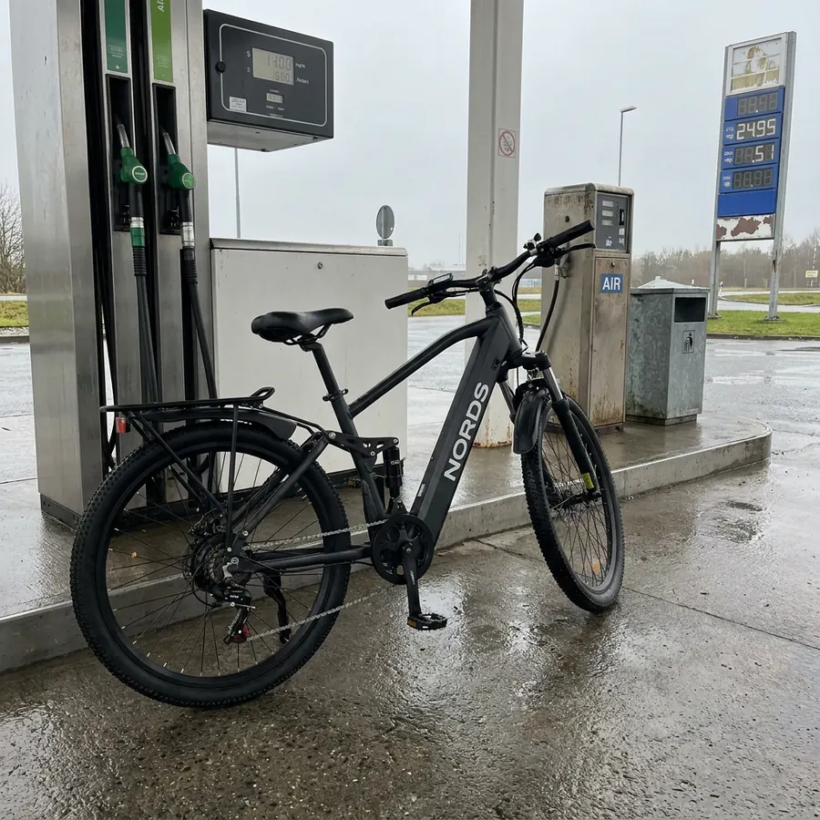 Innom bensinstasjonen. Av gammel vane.
